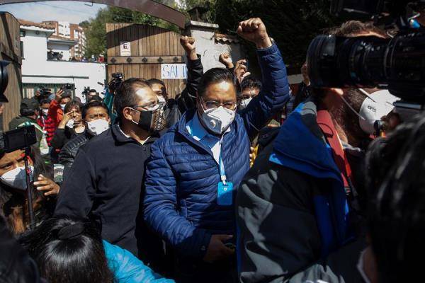 Luis Arce saluda luego de votar en una escuela en la ciudad de La Paz