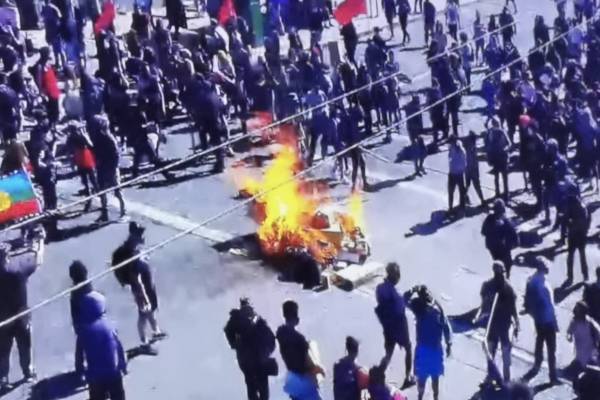 Manifestaciones en Valparaíso, Viña del Mar y San Antonio: Carabineros mantiene monitoreo por barricadas