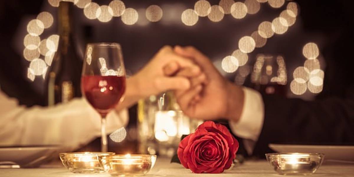 Una cena romántica sabe peor a media luz, de acuerdo con estudio