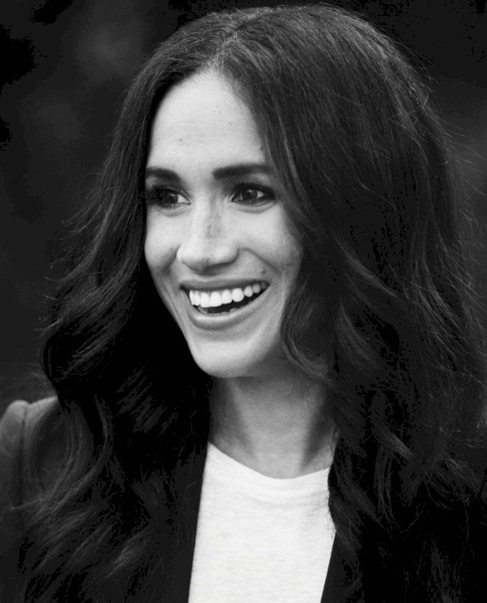 Meghan Markle y el príncipe Harry lucen millonarios outfit para su primera sesión de fotos fuera de la realeza