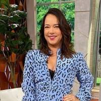 Adamari Lopez deslumbra con un mini vestido púrpura plisado ideal para lucir más alta y estilizada