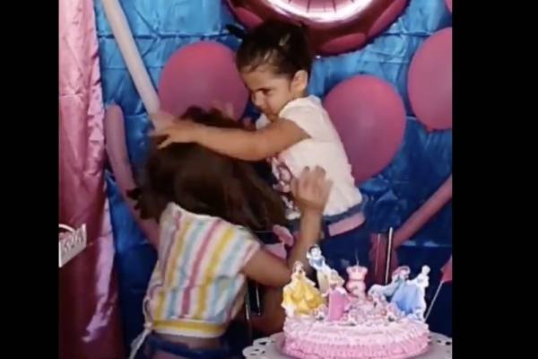 El viral del momento: niña apagó las velas de su hermana en el cumpleaños y desató el fenómeno