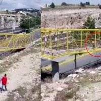 VIDEO: Asaltan a mano armada a mujer sobre un puente peatonal en Puebla