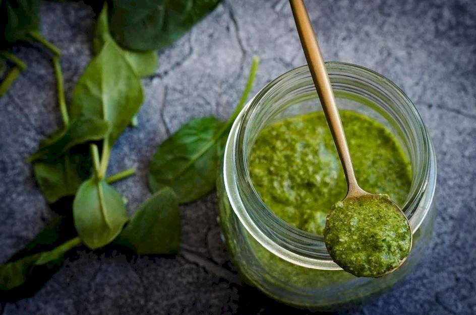 preparar salsa pesto