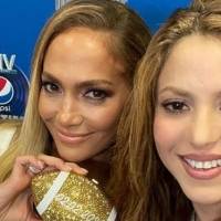Jennifer Lopez y Shakira deslumbran al posar en mini faldas exquisitas para mujeres de 40 y 50 años