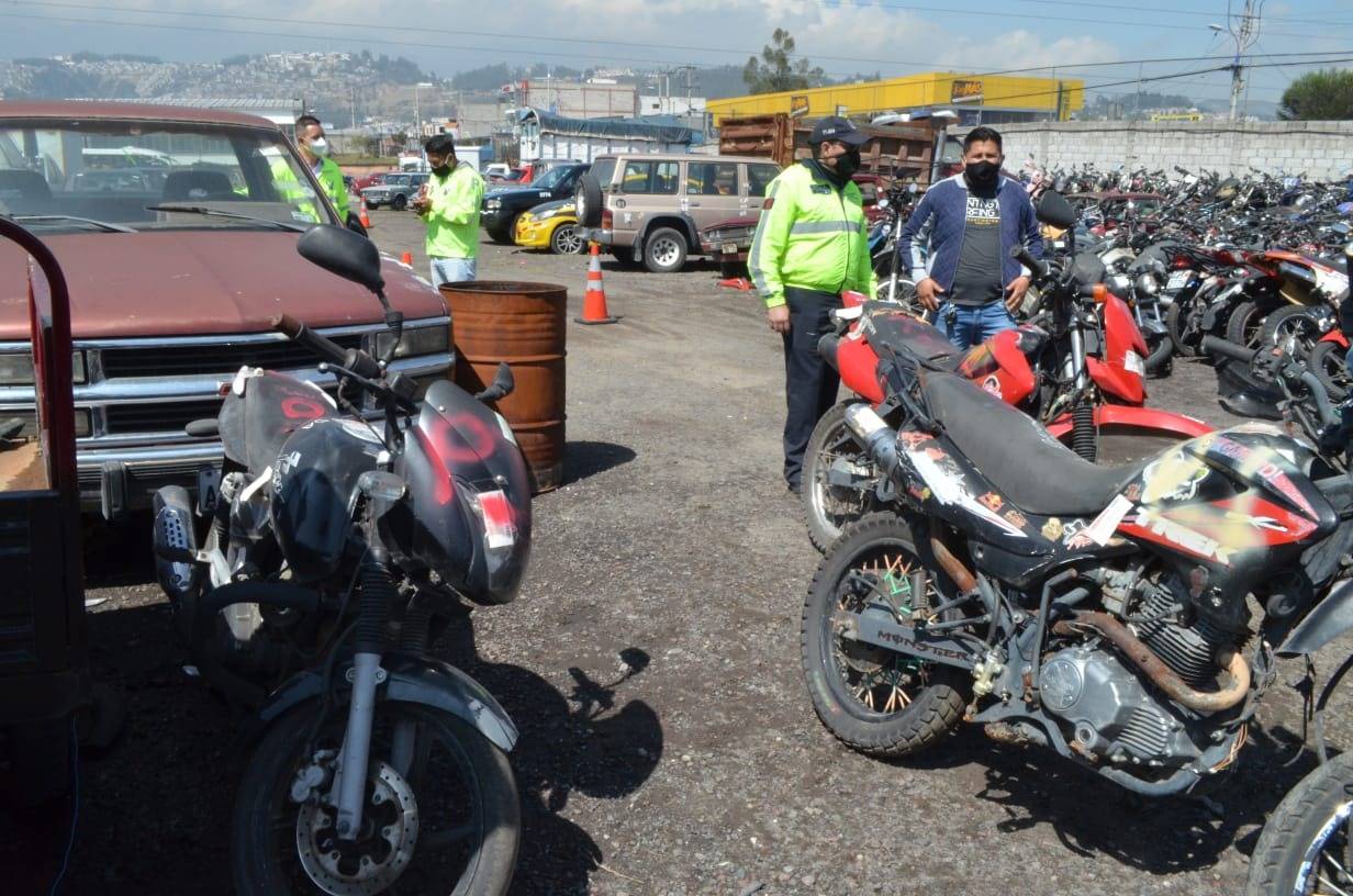 28 motocicletas y 21 vehículos con irregularidades fueron entregados a la Policía Nacional