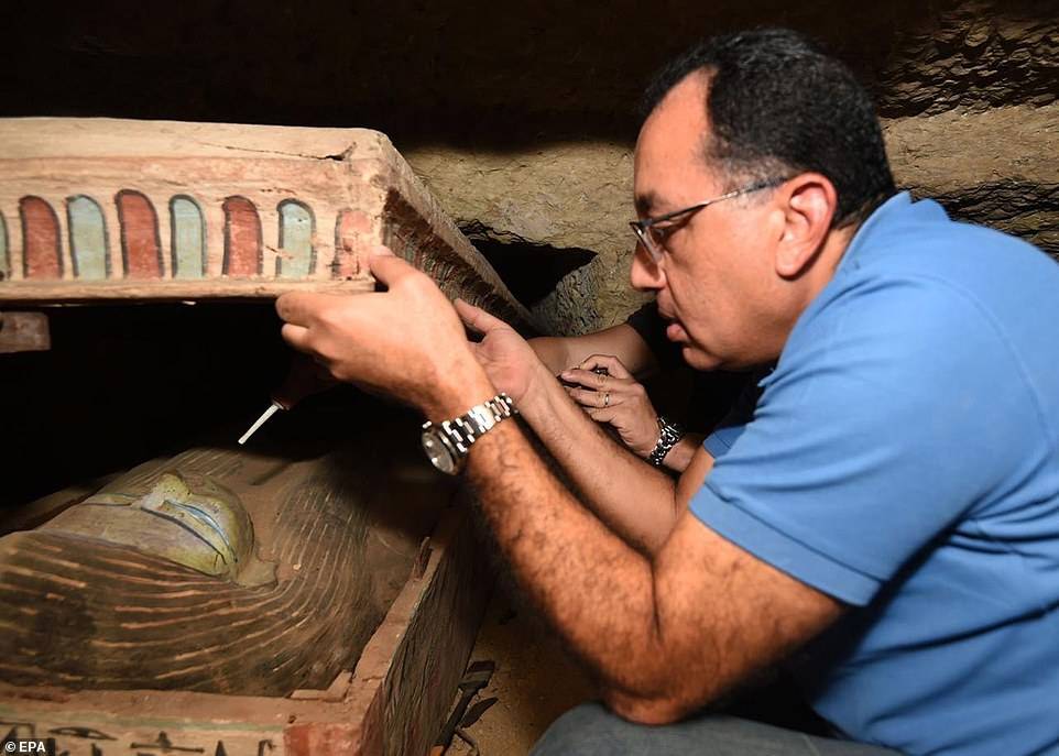 Autoridades de Egipto observando los sarcófagos. Autoridades de Egipto observando los sarcófagos.