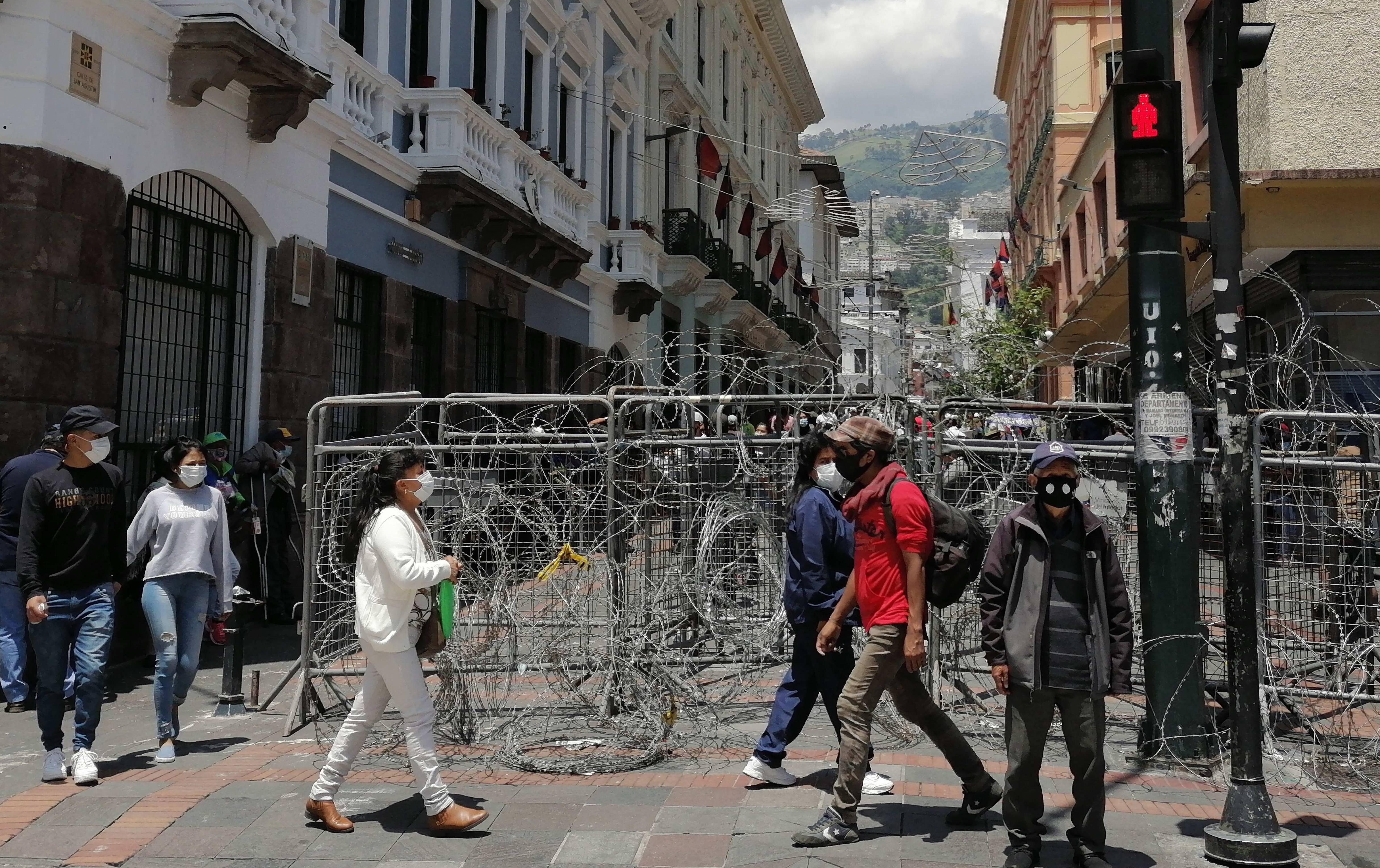 Una de las calles que conducen a la Plaza Grande de Quito, donde se encuentra el palacio presidencial de Carondelet, bloqueada con cercas y alambres para evitar destrozos