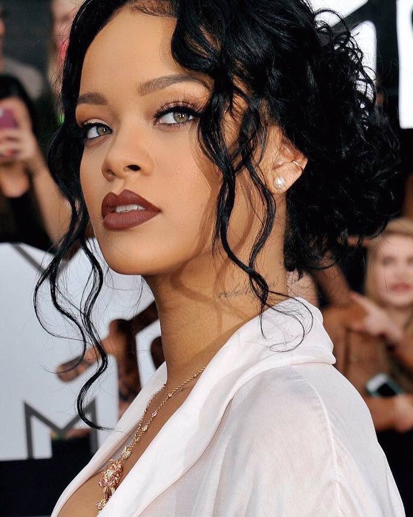 Rihanna se muestra informal en el supermercado con pants rojos y sudadera negra, sin perder su glamour con pendientes de diamantes y cadenas de oro rihanna