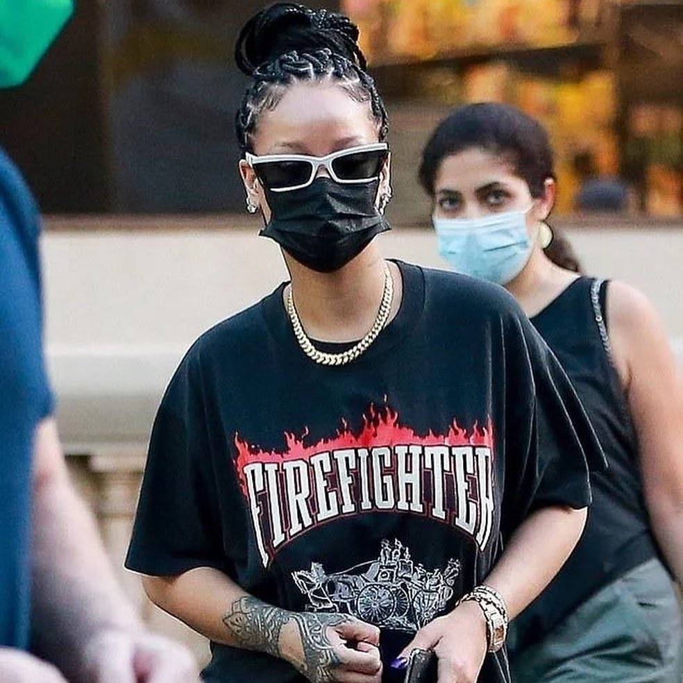 Rihanna se muestra informal en el supermercado con pants rojos y sudadera negra, sin perder su glamour con pendientes de diamantes y cadenas de oro rihanna