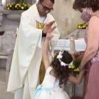 ¡Qué ternura! Niña choca la mano con cura en plena misa