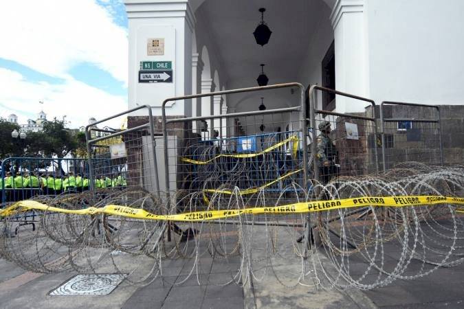 El Palacio de Carondelet está blindado de mallas metálicas y fuerte contingente de militares y policías ante anuncio de protestas