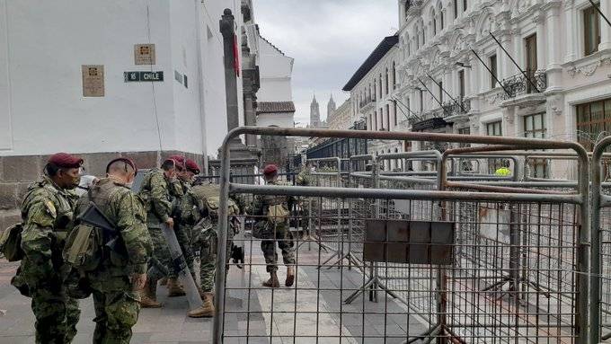 El Palacio de Carondelet está blindado de mallas metálicas y fuerte contingente de militares y policías ante anuncio de protestas