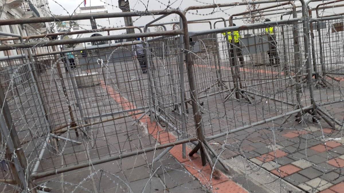 El Palacio de Carondelet está blindado de mallas metálicas y fuerte contingente de militares y policías ante anuncio de protestas