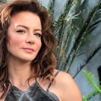 Silvia Navarro luce increíble en un delicado vestido rojo de tul y cuello halter