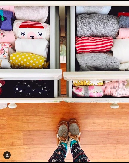 Método Marie Kondo de arrumacão das roupas das crianças Método Marie Kondo de arrumacão das roupas das crianças