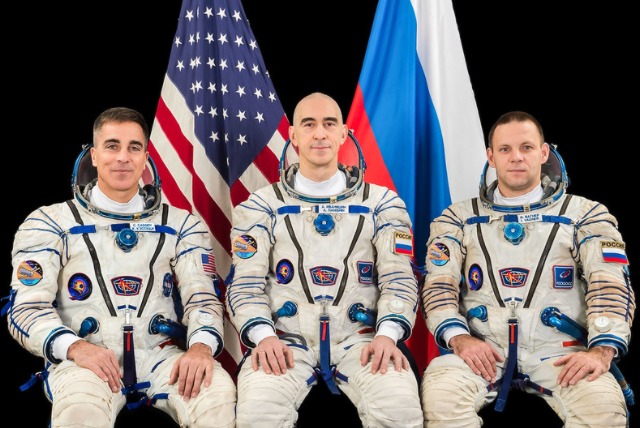  Tripulación del Soyuz que aterrizó desde la Estación Espacial Internacional. 