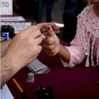 Insiste AMLO al INE en reducir costo de consulta ciudadana