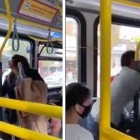 ¡Qué bárbara! Mujer es lanzada de un autobús después de escupirle a un pasajero