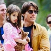 Hija de Tom Cruise fascina en pantalones culotte negros mientras pasea en bicicleta