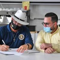 DDEC y Agricultura firman acuerdo para promover la fuerza laboral agrícola