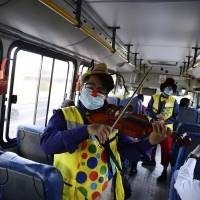 Con humor y cantos, artistas promueven medidas ante el Covid-19 en El Salvador