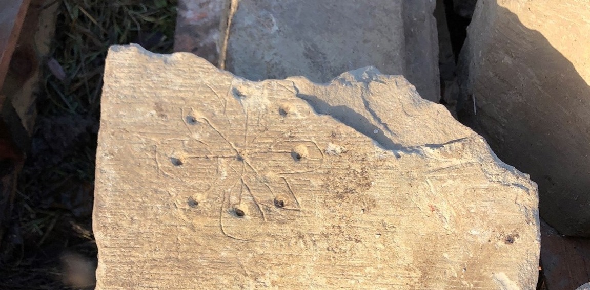  Presuntos signos de brujería encontrados en una iglesia medieval en Inglaterra. 