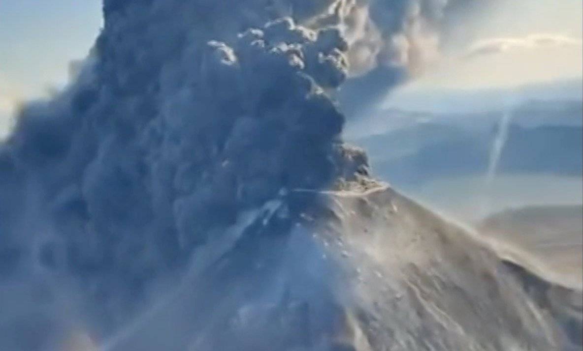 El volcán Karymsky arroja una columna de ceniza de cinco kilómetros