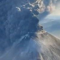 El volcán Karymsky arroja una columna de ceniza de cinco kilómetros