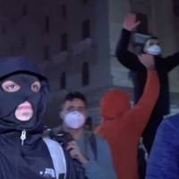 Manifestantes marchan en Italia contra toque de queda por Covid-19