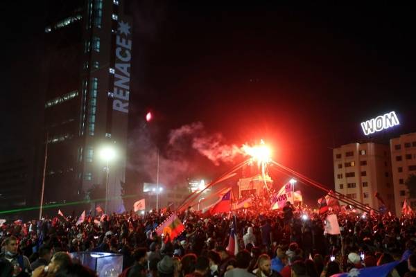Gana el Apruebo por paliza y estalla un carnaval en Plaza Italia