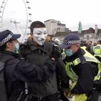 Policía desaloja el puente Westminster tras manifestación en contra de las restricciones por covid-19