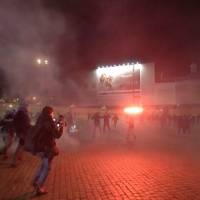 Manifestantes disparan fuegos artificiales en protesta contra el toque de queda en Roma
