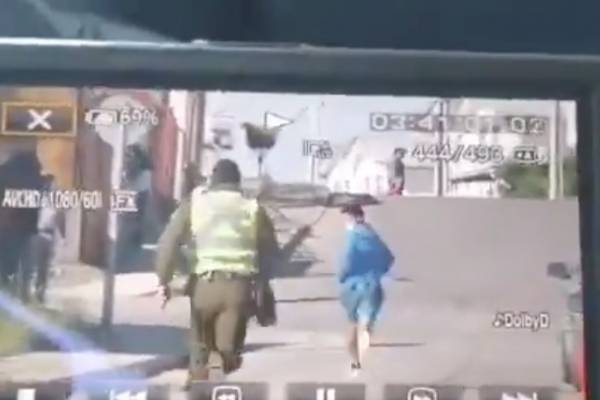 Video de sujeto arrancando de Carabineros para no ser vocal se toma las redes