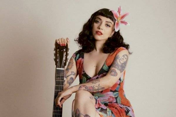 Mon Laferte recibe múltiples discos de diamante, platino y oro en México por su éxito musical