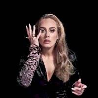 Adele cautiva con elegancia y modernidad en un blazer off shoulder con un pantalón skinny de traje negro