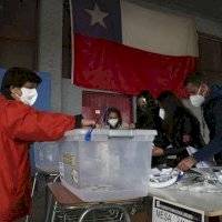 Millones de chilenos votan en histórico plebiscito para reemplazar la Constitución