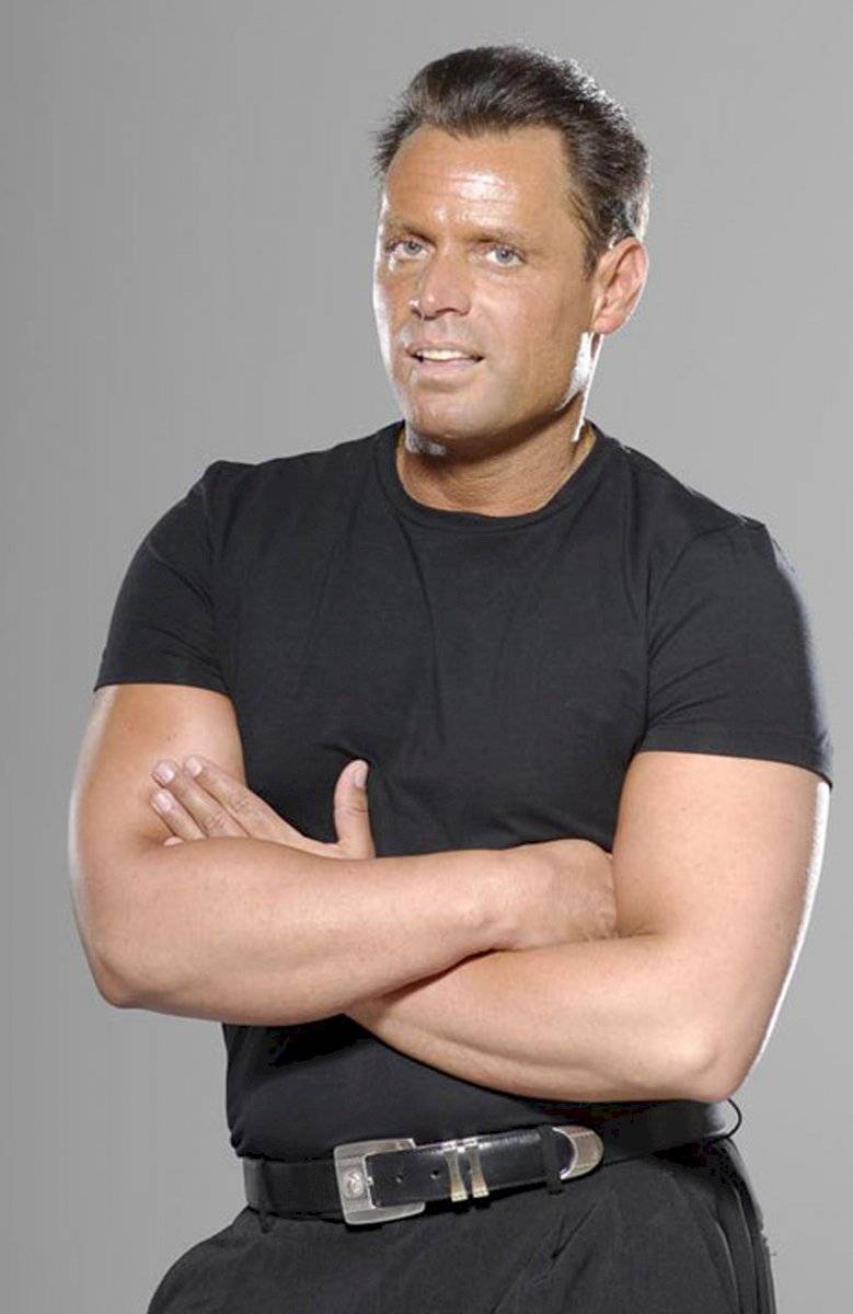 Conoce a "Andrés Rey", el gemelo millonario del cantante Luis Miguel