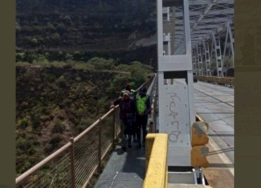 Hombre dejó carta de despedida e intentó saltar del puente del río Chiche