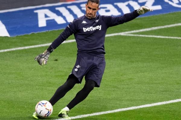 Claudio Bravo ya es "un habitual de los top de LaLiga": su atajada ante el Atlético Madrid fue destacada en España