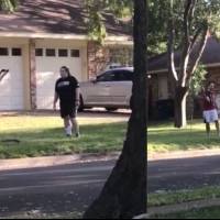 Mujer reclama por letrero de Black Lives Matter, vecino la detiene arrojándole agua