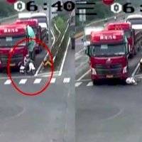 VIDEO: Motociclista sobrevive tras ser atropellada por un camión