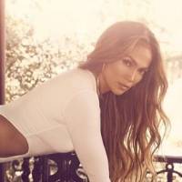 Jennifer Lopez divina en top y legging de látex rojo saliendo del gimnasio