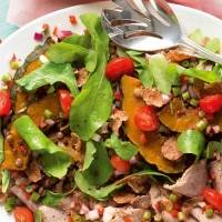 Receita de primavera: salada de abóbora com carne assada e vinagrete de vegetais