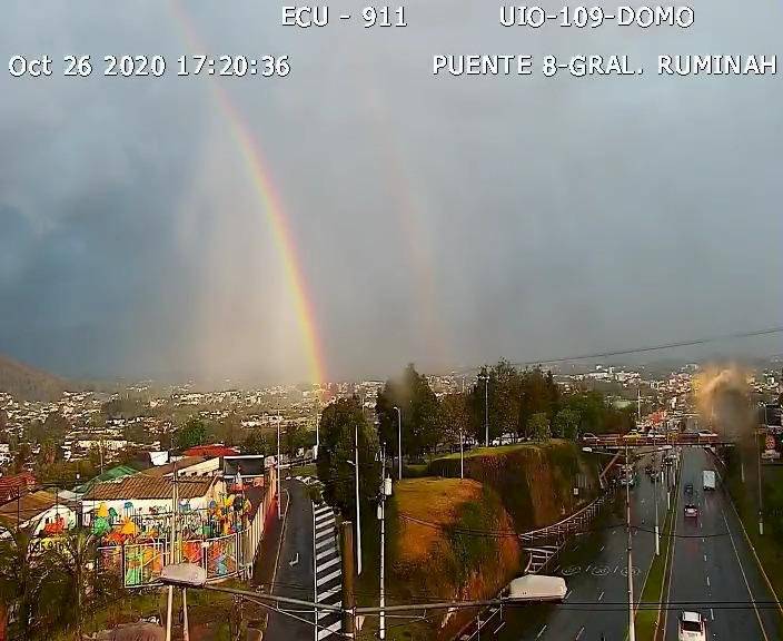Apareció un arcoíris en el cielo que se podía apreciar desde la autopista General Rumiñahui.