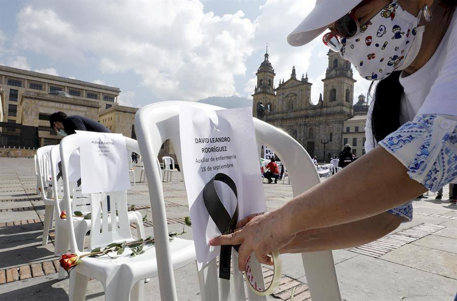 Con sillas vacías recuerdan a personal sanitario muerto por la pandemia en Colombia