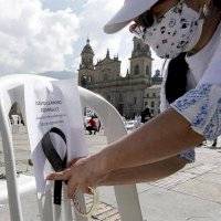Con sillas vacías recuerdan a personal sanitario muerto por la pandemia en Colombia