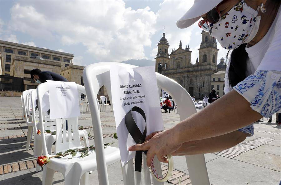Con sillas vacías recuerdan a personal sanitario muerto por la pandemia en Colombia