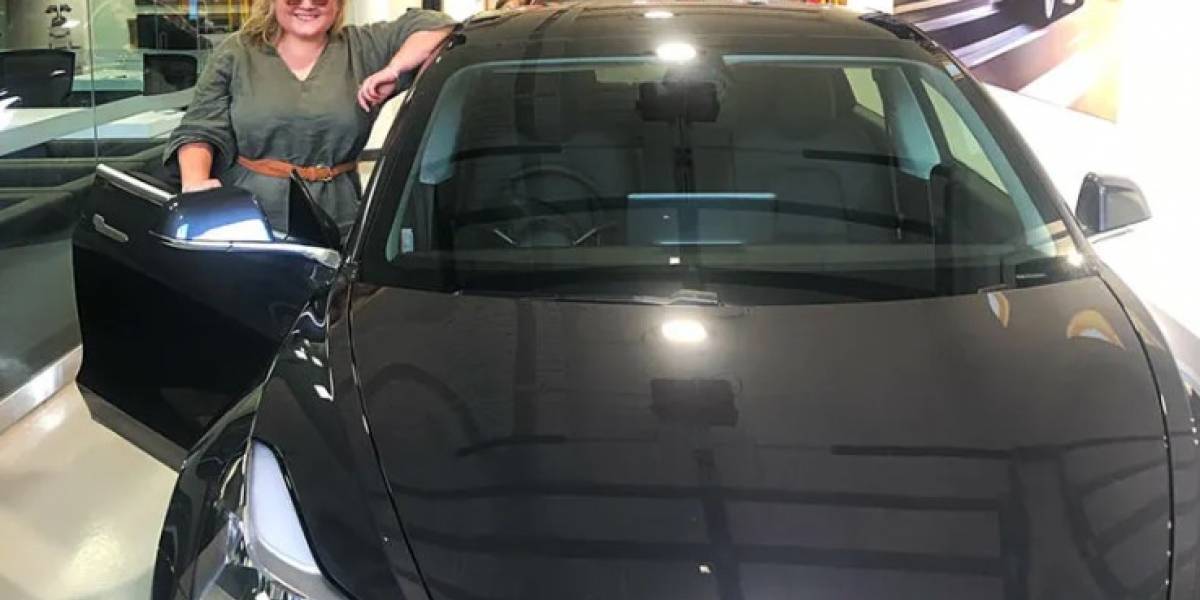 Ladrones robaron un Tesla Model 3 y terminaron burlados por la dueña del auto