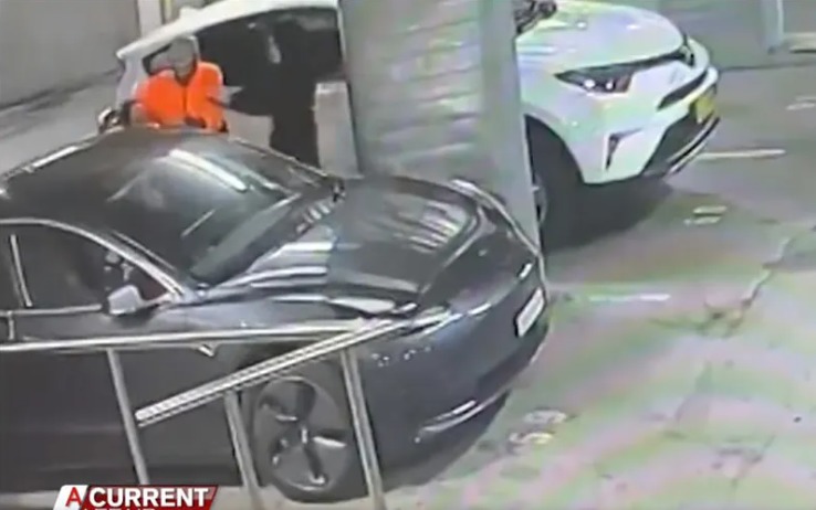  Los ladrones robando el Tesla Model 3 de Anabelle Brett. 